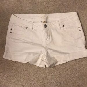 Euc white low rise Arden B denim shorts sz 10